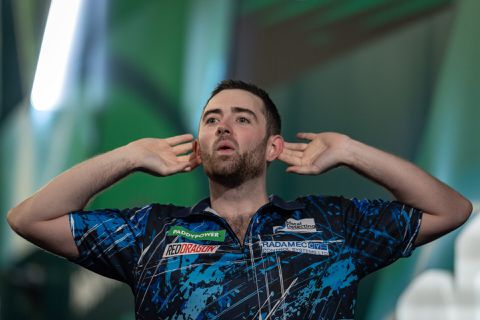 Luke Humphries knokt zich opnieuw naar volgende ronde op WK, Joe Cullen druipt af