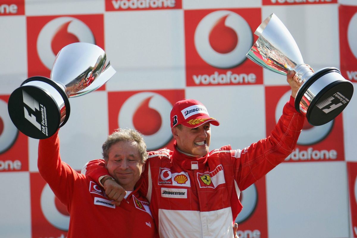 Jean Todt kijkt samen met Michael Schumacher naar de races van Mick
