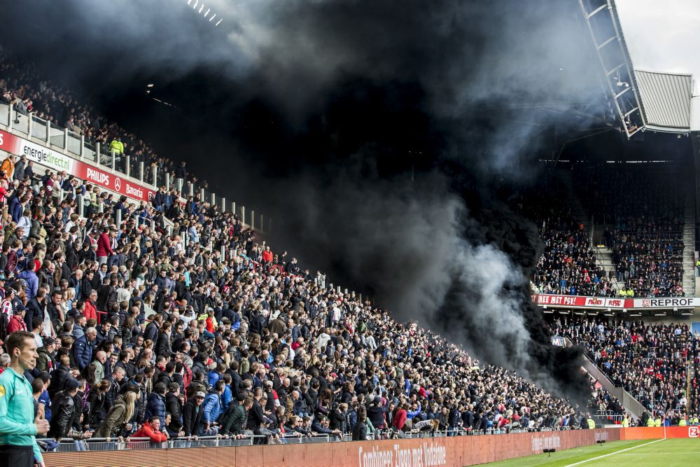 Mega rookbom maakt Philips Stadion zwart (video)