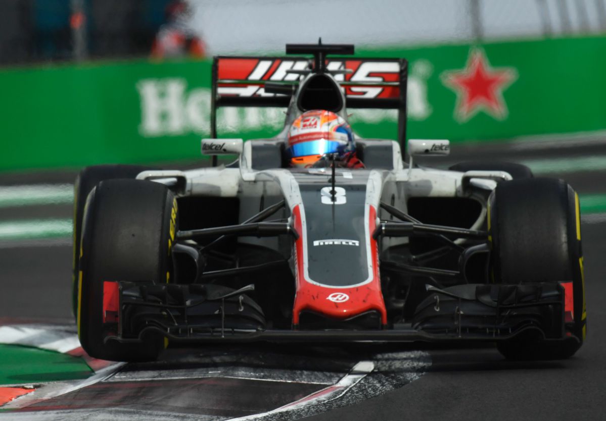 Grosjean crasht op weg naar grid zeiknatte Braziliaanse GP (video)