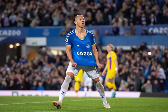 🎥 | Pitch invasion! Everton-fans bestormen het veld na handhaving in de Premier League