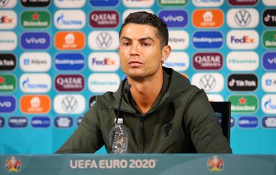 De UEFA baalt van al die flesjes die worden weggeschoven: 'Sponsoren zijn belangrijk'
