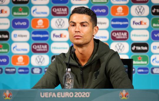 De UEFA baalt van al die flesjes die worden weggeschoven: 'Sponsoren zijn belangrijk'