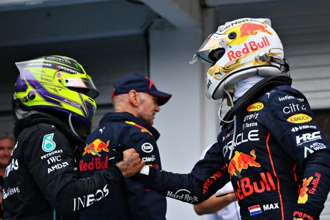 Engelse media: 'Kans bestaat dat Verstappen wereldtitel van 2021 aan Hamilton moet geven'