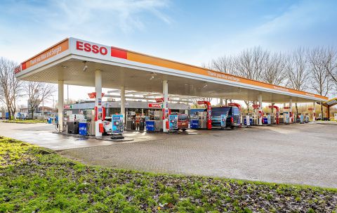 Heel het land in de ban van Formule 1: tankstations van Esso kleuren oranje