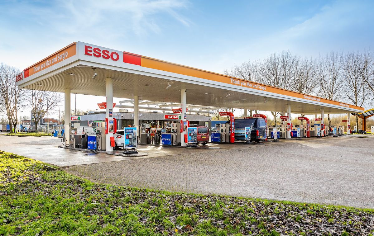 Heel het land in de ban van Formule 1: tankstations van Esso kleuren oranje
