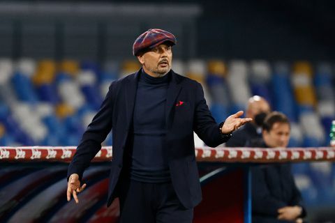 📸 | Trainer Bologna coacht wedstrijd met gruwelijke Air Jordans aan de voeten