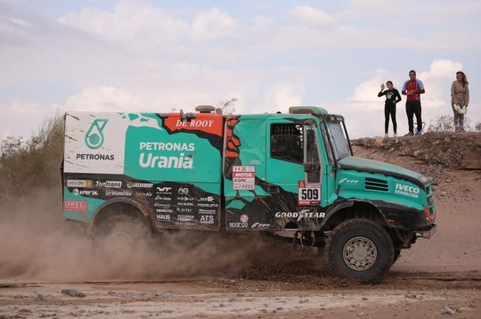 Ton van Genugten wint met zijn vrachtwagen al z'n 3e etappe in de Dakar Rally