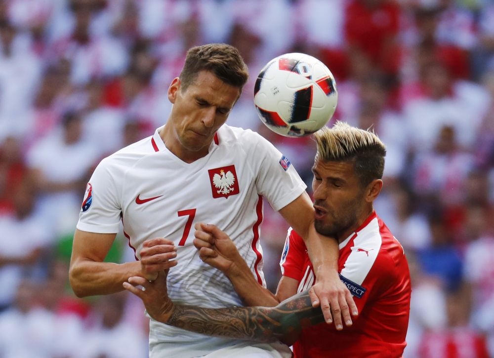 Polen ondanks schitterende omhaal Shaqiri naar kwartfinale (video's)