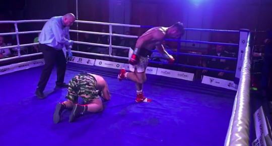 🎥 | Duitse bokser vernedert thuisvechter met 'voetveeg'-gebaar na winnende knockdown