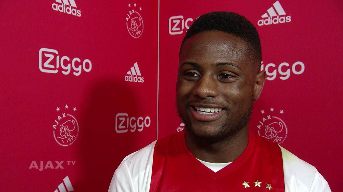 Zeefuik maakt debuut voor Ajax: 'Zulke spelers moet je om je heen hebben' (video)