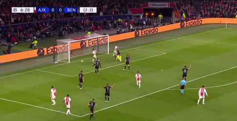 🎥 | Nipt buitenspel van Dusan Tadic zet kruis door goal Sébastien Haller tegen Benfica