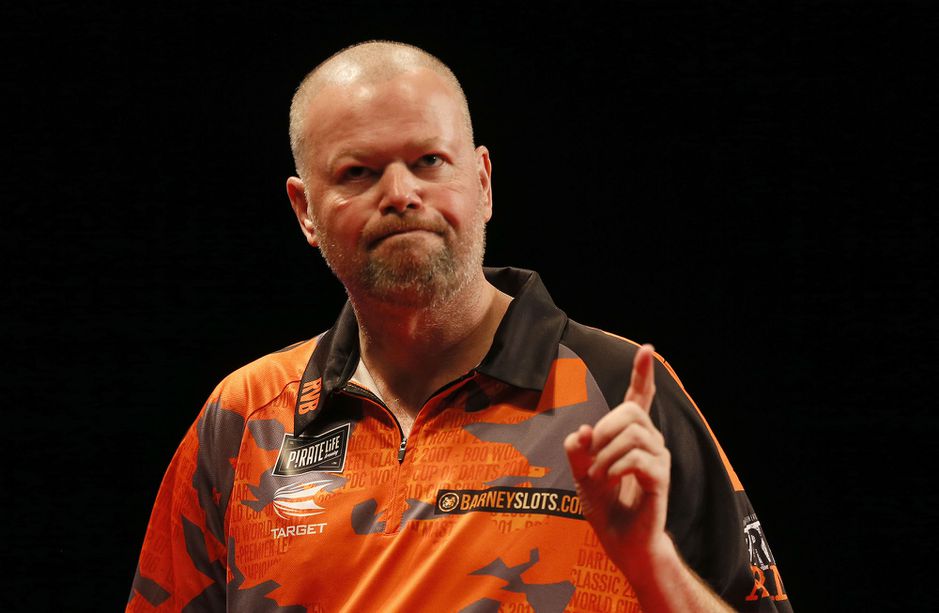 Van Barneveld mist 21 pijlen op de dubbel maar staat wel in de kwartfinale in Nieuw-Zeeland