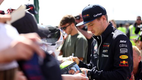 📸 | Virgil van Dijk en Nathan Aké op bezoek bij Max Verstappen op Silverstone