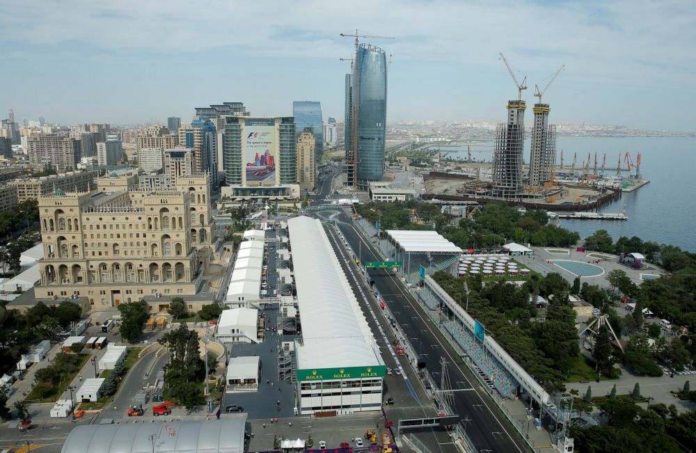 Coureurs bang voor gevaarlijke bocht naar pitstraat GP Baku