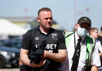 Wayne Rooney zegt nu toch sorry voor foto's met schaars geklede dames in hotelkamer: 'Fout gemaakt'