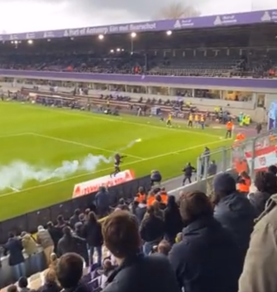 🎥 | IDIOOT! Antwerpse derby verstoord door veldbestormer die vuurwerk in uitvak gooit