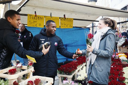 Spelers FC Utrecht lopen dag mee in 'gewone wereld'