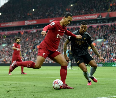 Virgil van Dijk gesloopt in Engeland: 'Ze verdedigen bij Liverpool als een bierteam'