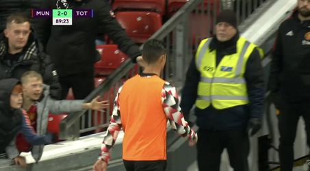 🎥 | Niet ingebrachte Cristiano Ronaldo loopt het stadion uit: 'Dat regelen we morgen wel'