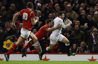 Try in slotfase bezorgt Engeland zege op Wales in Six Nations