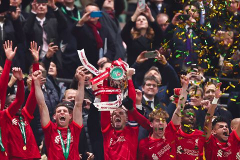 Liverpoolaanvoerder Jordan Henderson schrijft geschiedenis met zoveelste beker in de lucht