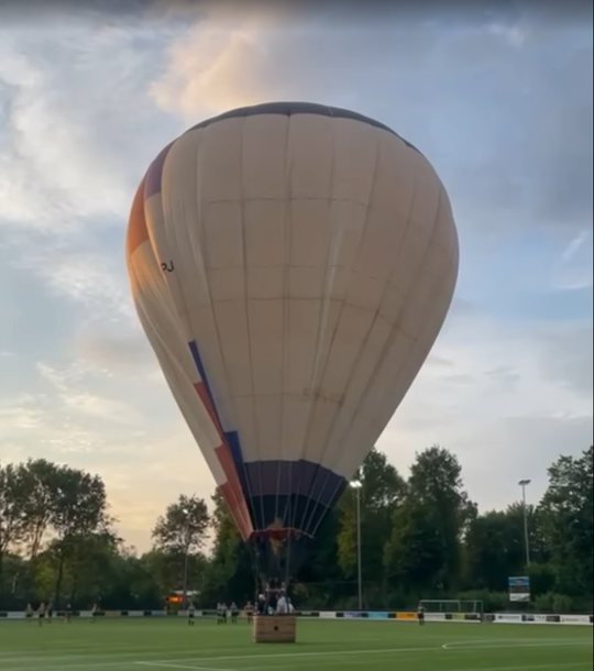 🎥​ | Parkeer maar daar! Luchtballon landt op voetbalveld