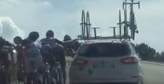 LOL! AG2R-renners liften bergop lekker mee met ploegwagen (video)