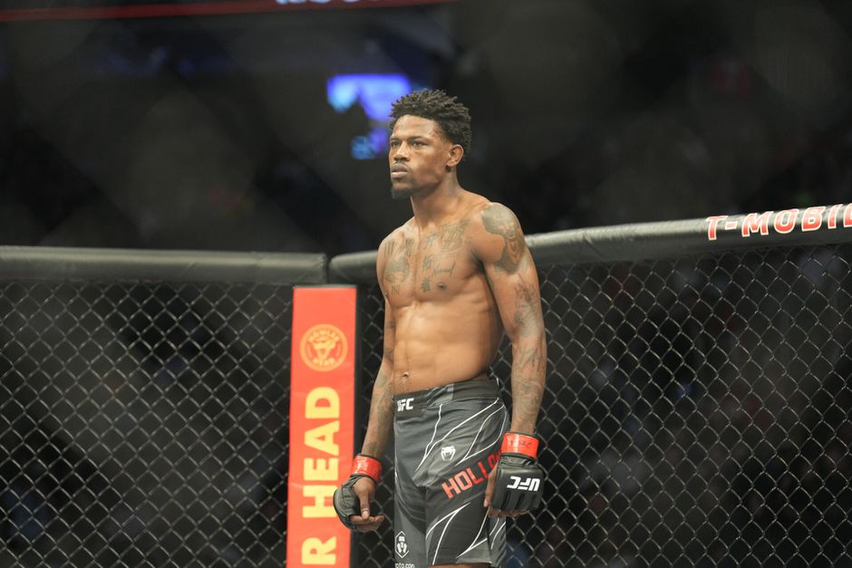 UFC'er Kevin Holland wurgt schietende man knock-out in sushitent