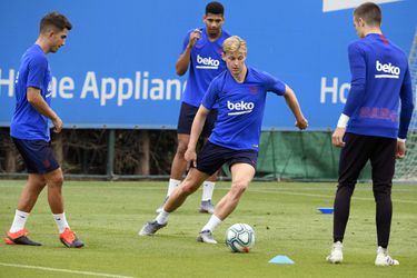 Frenkie laat zich met heerlijke hakgoal meteen zien op trainingsveld Barca (video)