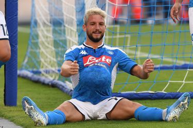 Mertens stopt bal onder shirt maar vrouw is niet zwanger