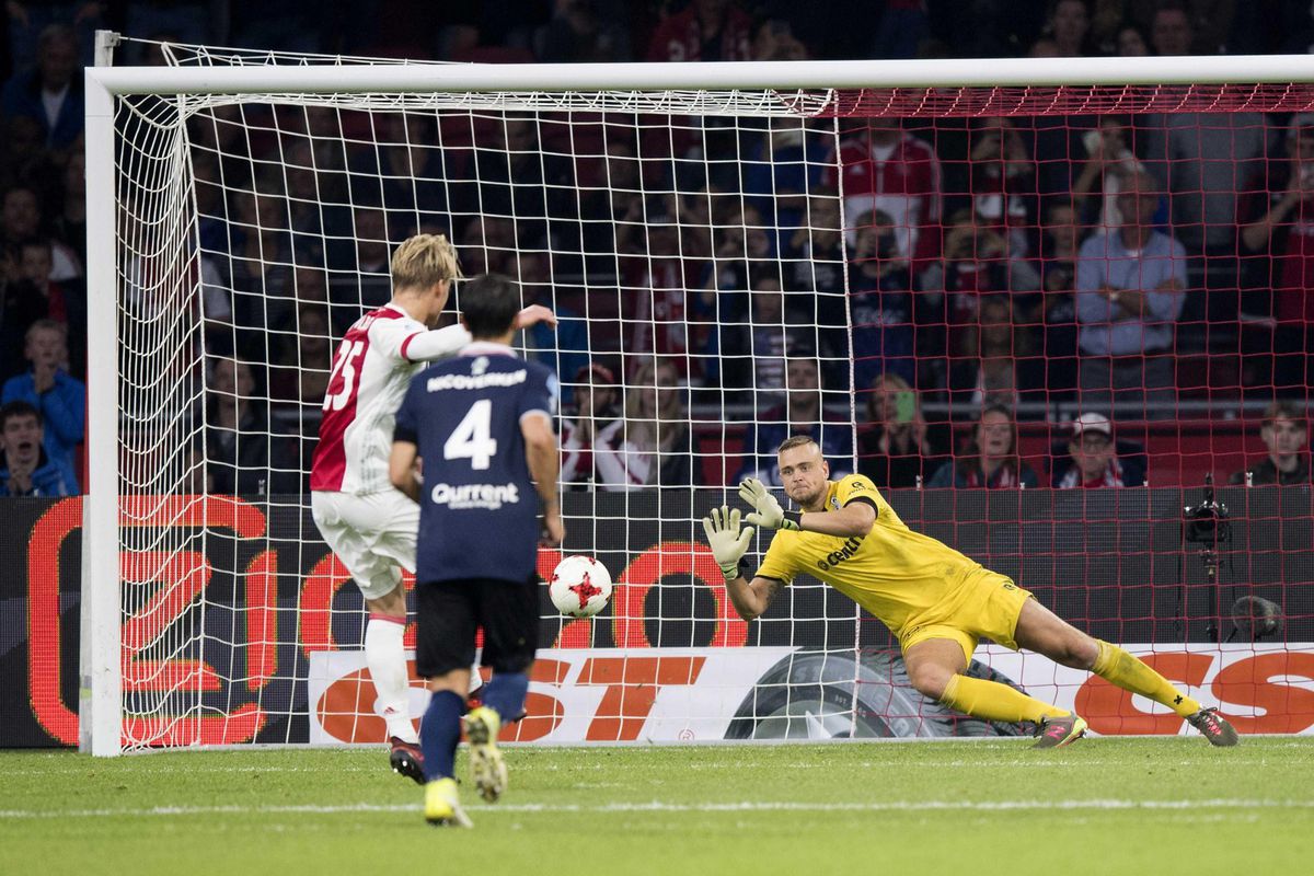 Kortsmit stopt 6e penalty op rij: 'Kom op hè, het is wel Ajax'