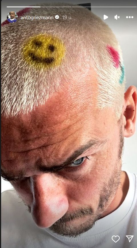 📸 | Antoine Griezmann flikt het weer en rockt bizarre coupe met smileys in zijn haar geverfd