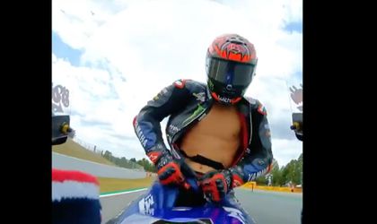 🎥 | Bizar! MotoGP-coureur Quartararo rijdt in race plotseling met ontbloot bovenlijf