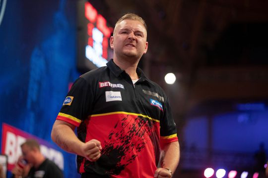 'Dancing Dimi' stuurt titelverdediger Peter Wright naar huis in krankzinnig Matchplay-potje