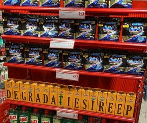 😂​📸 | Creatief winkelpersoneel: óók in de supermarkt heeft Ajax het zwaar