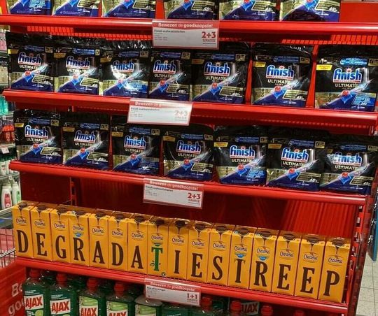 😂​📸 | Creatief winkelpersoneel: óók in de supermarkt heeft Ajax het zwaar