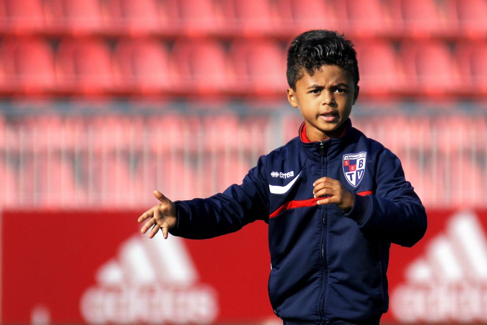 Shane Kluivert voert zijn varkens watermeloen (video)