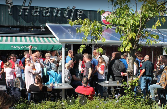 Eigenaar van bekend Feyenoord-café kapot na aanslag met vuurwerkbom: 'Wie doet ons zoiets aan?'