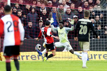 WAT EEN POT! Na 45 heerlijke minuten staat Feyenoord op voorsprong in de Klassieker