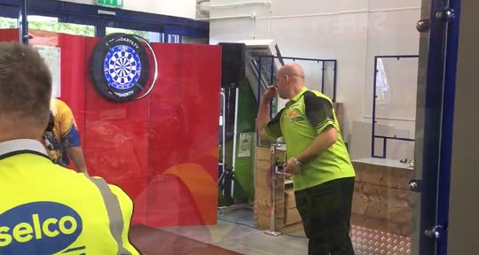 🎥 | Michael van Gerwen speelt potje darts in Engelse bouwmarkt