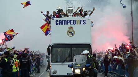Geweldig onthaal voor Real-spelers in Madrid (video)