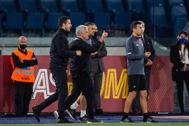 🎥 | José Mourinho krijgt ROOD, maar vindt toch een manier om zijn AS Roma te coachen