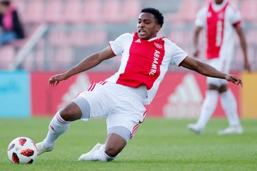 Van Feyenoord overgekomen Ajax-talent: 'Sliep vroeger al onder een Ajax-dekbed'