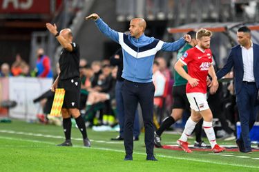 AZ-trainer over stream-zoekende Louis van Gaal: ‘Tja, hij zit niet meer in de groepsapp hier’