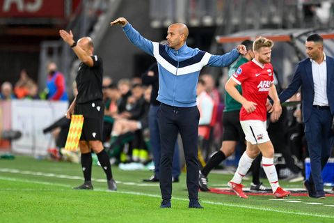 AZ-trainer over stream-zoekende Louis van Gaal: ‘Tja, hij zit niet meer in de groepsapp hier’