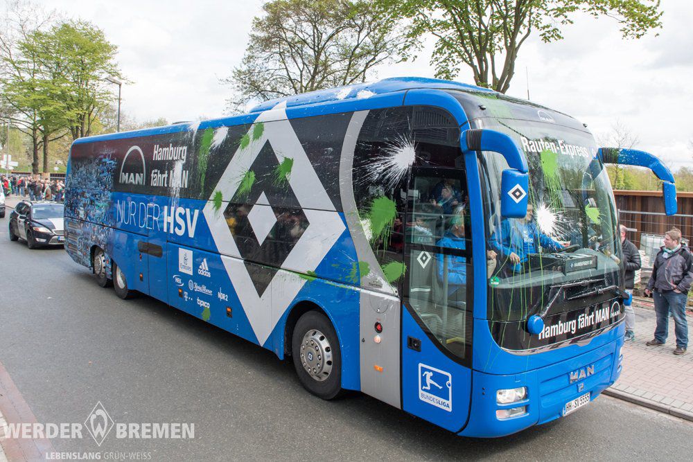 Clubleiding Bremen is boos om verfbommen op HSV-bus