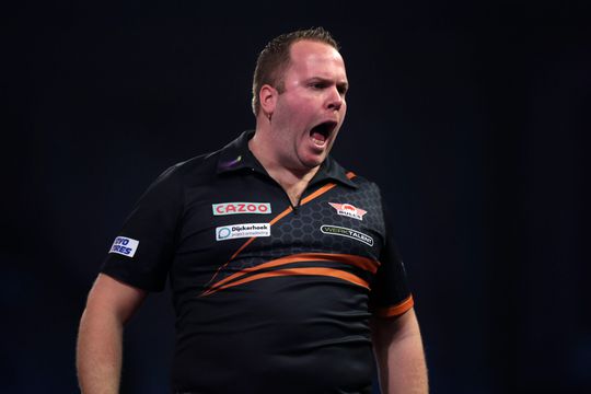 🎥 | Dirk van Duijvenbode wint knap van Dylan Slevin ondanks pijnlijke struikelpartij