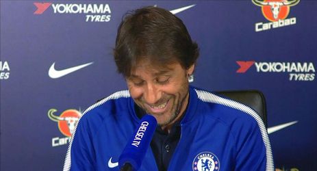 Conte krijgt op persconferentie telefoontje van z'n vrouw (video)