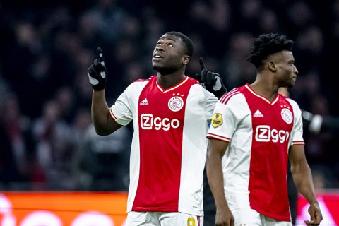 Ajax buigt achterstand om tegen RKC en houdt aansluiting bij de top